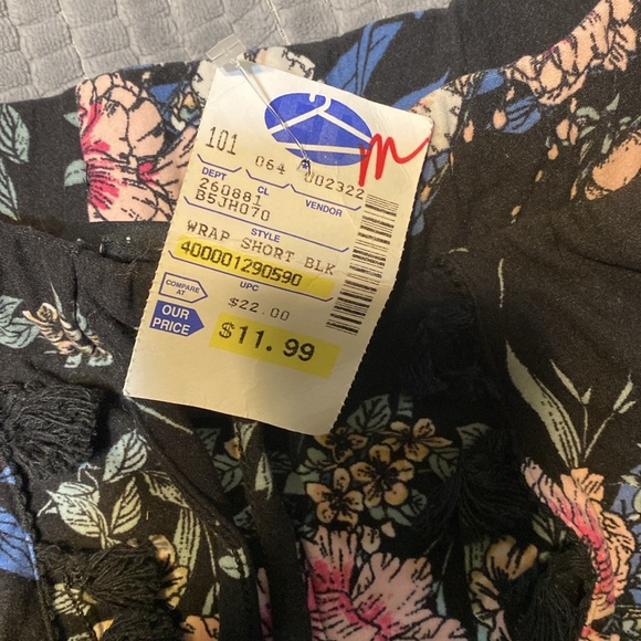 Women’s new Derek heart flowered shorts - Picture 2 of 4